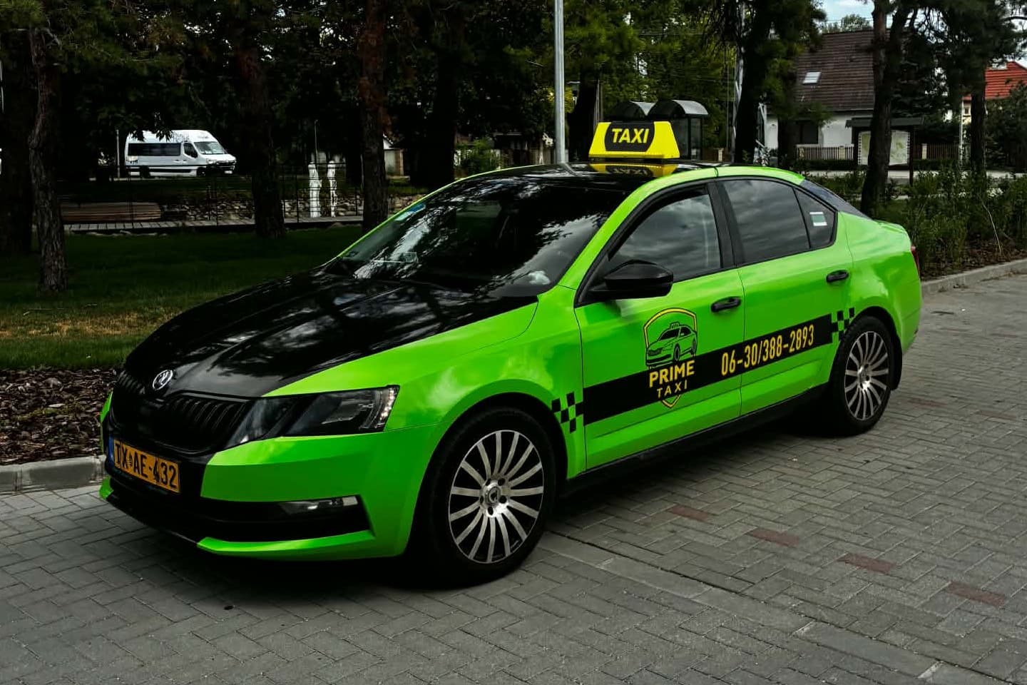 A Prime Taxi zöld-fekete Skoda Octaviája sárga TAXI tetőjelzéssel